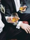 Due uomini in possesso di bicchieri con brandy — Foto stock