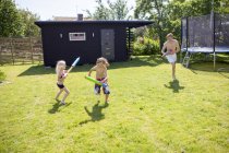 Bambini che giocano in giardino, focus selettivo — Foto stock
