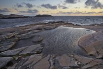 Скеляста берегова лінія і хмарне небо заходу сонця — стокове фото