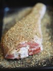 Coscia di maiale ricoperta di spezie in teglia — Foto stock