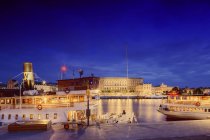 Vista de edificios y puerto en la ciudad de Estocolmo por la noche - foto de stock