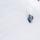 Primo piano dello specchio posteriore nella neve — Foto stock