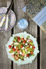 Вид сверху на тарелку с салатом на деревянном столе — стоковое фото