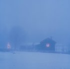 Вид спереду на фермерські будинки в зимову ніч — стокове фото