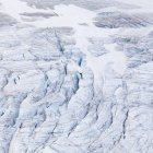 Vista aérea del glaciar con zonas nevadas - foto de stock
