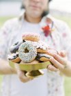 Homem segurando donuts, foco seletivo — Fotografia de Stock
