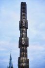 Светлая башня Сергельса Торга против облачного неба — стоковое фото