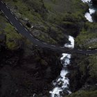 Vue surélevée de la route sur la rivière de montagne — Photo de stock
