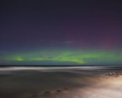 Vista da costa e aurora boreal céu iluminado — Fotografia de Stock