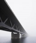 Vista en ángulo bajo de la niebla cubierta del puente de Oresund - foto de stock