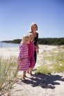 Famiglia sulla spiaggia sabbiosa, attenzione selettiva — Foto stock