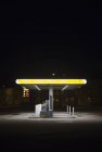 Vista do posto de gasolina iluminado à noite — Fotografia de Stock