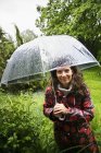 Retrato de mulher vestindo capa de chuva manchada — Fotografia de Stock