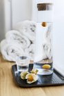 Caraffa con acqua, bicchiere da bere e frutta su vassoio — Foto stock