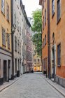 Strada stretta nel centro storico, Stoccolma — Foto stock