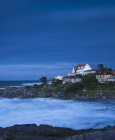 Case sulla costa con onde da surf al tramonto — Foto stock