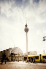 Vista da torre de TV de Berlim com pedestres em primeiro plano — Fotografia de Stock
