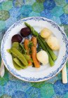 Вид на свежие овощи на тарелке — стоковое фото