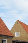 Vista di case tetti sotto il cielo blu — Foto stock