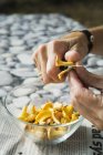 Male hands slicing chanterelle mushrooms with knife — Stock Photo