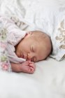 Menina bebê dormindo na cama, foco seletivo — Fotografia de Stock