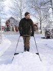 Man cleaning yard with snow pusher — Stock Photo