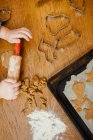 Plan recadré de petites mains de fille faisant des cookies — Photo de stock