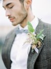 Porträt des Bräutigams im Smoking, Fokus auf den Vordergrund — Stockfoto