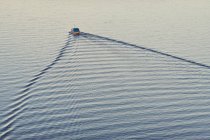 Підвищений вид на човен, що рухається на стиснутій річковій воді — стокове фото