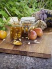 Marmelade de prunes aux amandes, prunes et pain sur planche à découper — Photo de stock