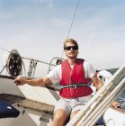 Homem adulto médio na popa do veleiro, foco diferencial — Fotografia de Stock