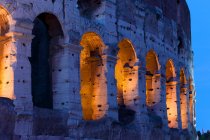 Blick auf die nachts beleuchtete Fassade des Kolosseums — Stockfoto