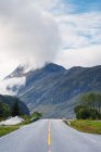 Vista lungo la strada che attraversa la valle della montagna — Foto stock