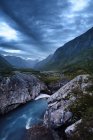 Nubes oscuras sobre el valle de fiordos y montañas - foto de stock