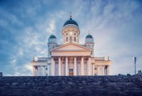 Низький кут зору Гельсінкі Лютеранська собор вночі — стокове фото
