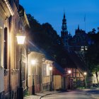 Calle del casco antiguo de Estocolmo iluminada por la noche - foto de stock