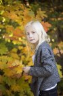 Retrato de menina loira com folhas de bordo amarelas — Fotografia de Stock