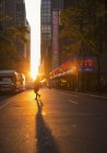 Straße mit Fußgängern bei Sonnenuntergang, selektiver Fokus — Stockfoto