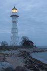 Довгий експозиційний знімок маяка, освітлений в сутінках — стокове фото