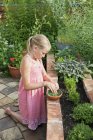 Seitenansicht der Gartenarbeit von Mädchen, selektiver Fokus — Stockfoto