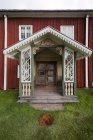 Porche ornée de falu maison traditionnelle rouge — Photo de stock