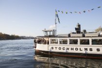 Fiesta en ferry en Estocolmo, enfoque selectivo - foto de stock