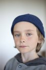 Портрет мальчика в голубой вязаной шляпе — стоковое фото