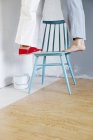 Le donne in piedi su una sedia da vernice possono — Foto stock