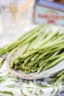Vista sopraelevata del piatto con asparagi freschi — Foto stock