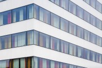 Coin du bâtiment moderne avec des murs colorés vus de fenêtres — Photo de stock