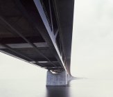 Vista del puente de Oresund cubierto de niebla - foto de stock
