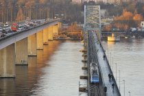Повышенный вид утреннего движения на мостах — стоковое фото