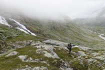 Vista trasera del paseo turístico en la gama Jotunheimen - foto de stock