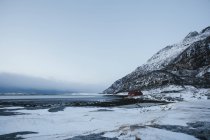 Casa sulla spiaggia innevata a Bodo, Norvegia — Foto stock